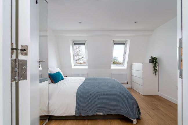 Double (Zone 2) in Hi-Spec House w/garden Main Photo