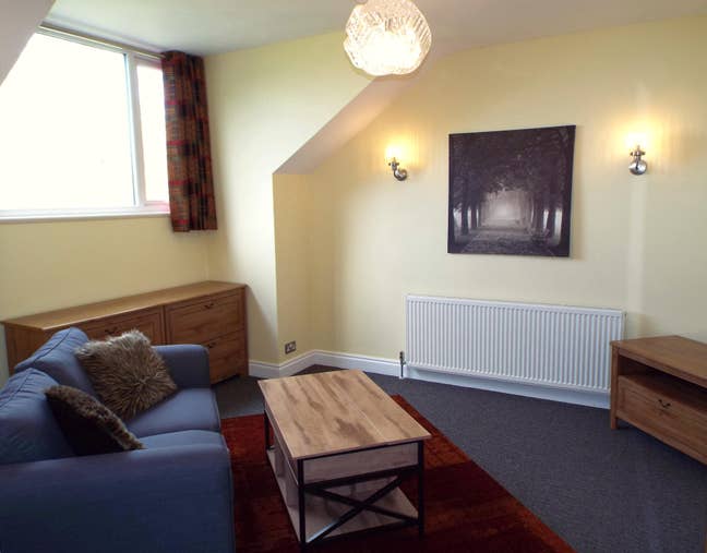 Large en-suite room gay friendly house. Bills inc. Main Photo