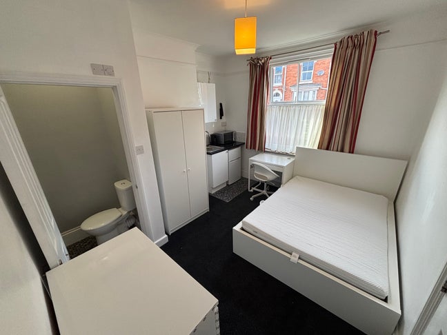 Newly refurbished ensuite rooms with kitchenette. Main Photo