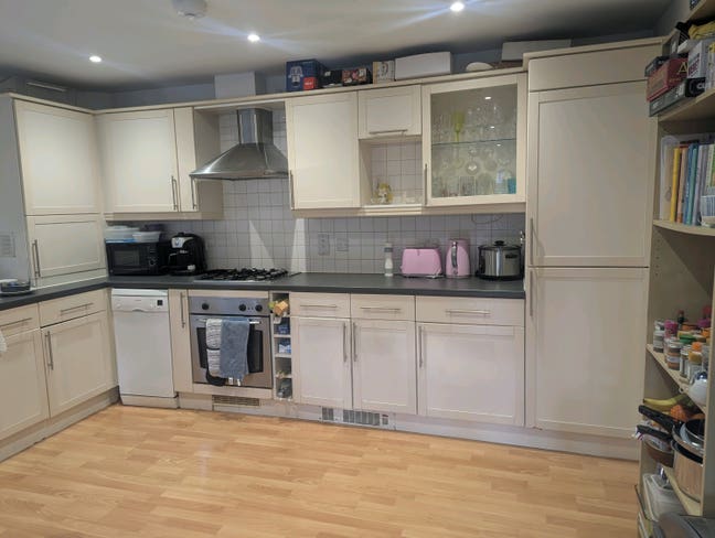 Cosy room in lovely 3 bed flat  Main Photo