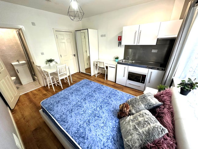 Stunning Self Contained Studio Main Photo