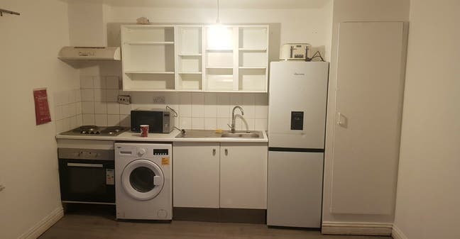  studio   flat   to   let  @  CT17  available now! Main Photo