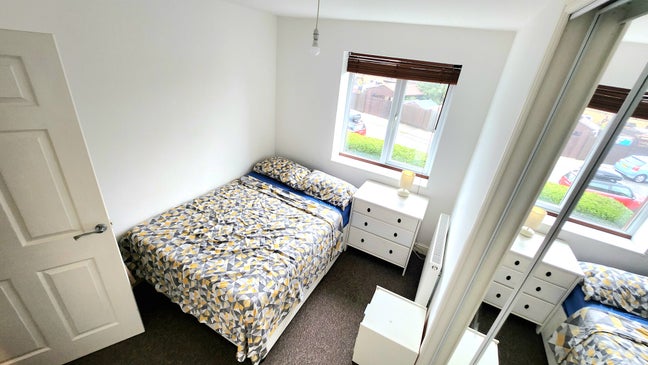 Furnished double bed room available  Main Photo