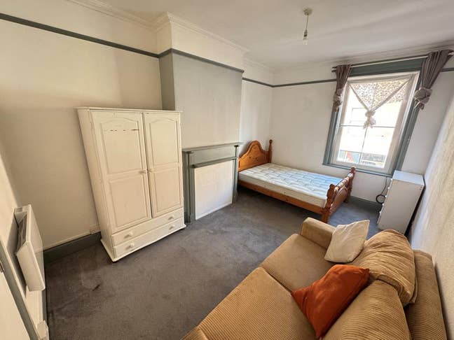 Large Room in Town Centre Bills Included Main Photo