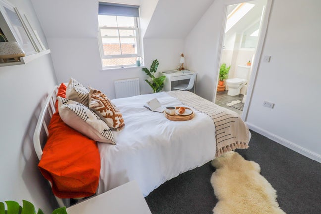 🍁Beautiful Ensuite Room - Close to Town🍁 Main Photo