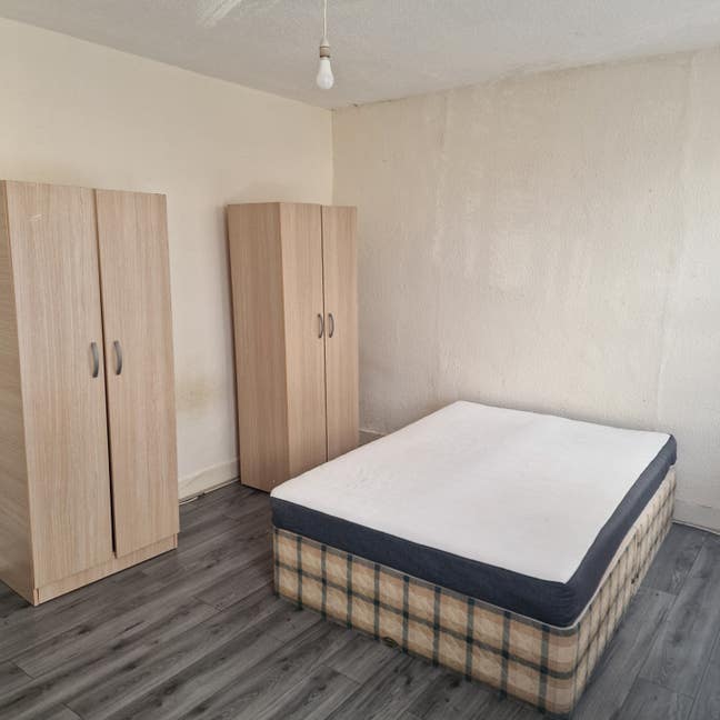 Lovely 4 Bedroom mid terrace house Main Photo