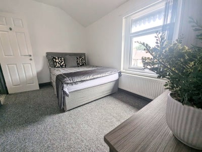 ** LARGE Luxury En Suite - All Bills Included! Main Photo