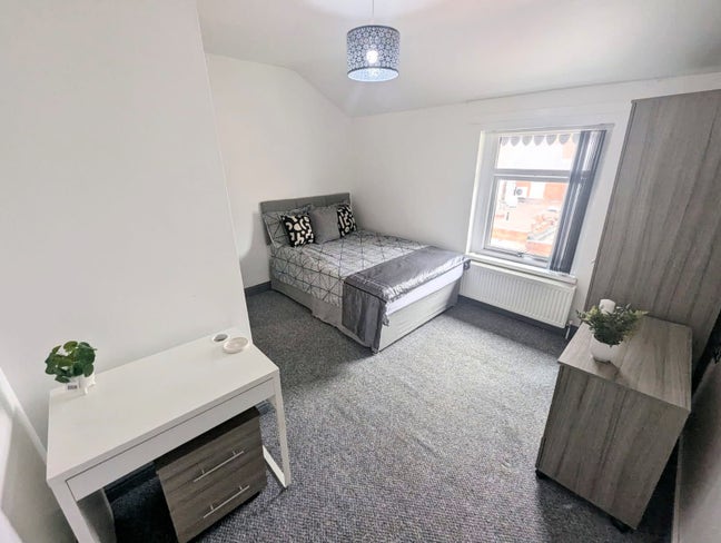** LARGE Luxury En Suite - All Bills Included! Main Photo