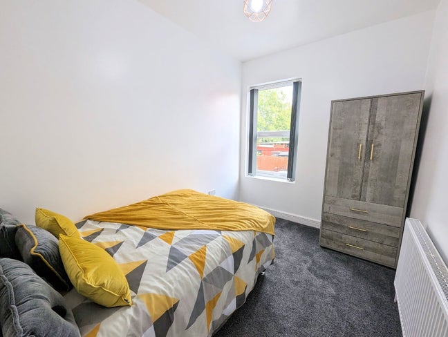 ** New Modern En Suite Rooms - All Bills Included! Main Photo