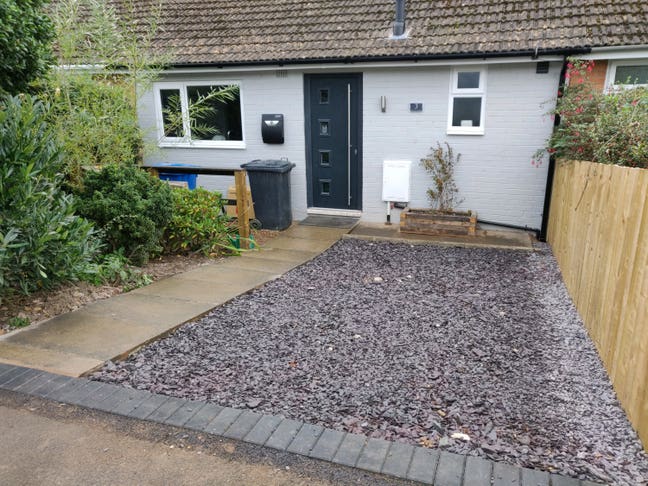 1 Bed Bungalow with Veranda & Large garden Main Photo