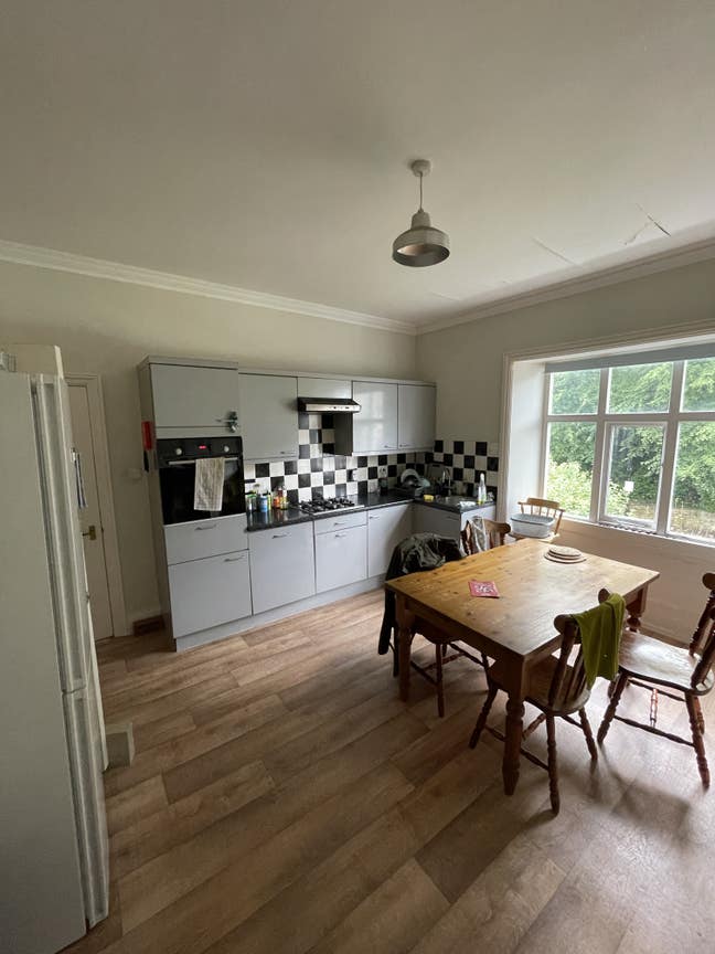 Spacious double bed room available in large house Main Photo