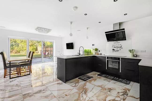 Luxury 5 bedrooms in High Wycombe   Main Photo