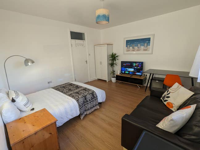 Large room with Tv and balcony Main Photo