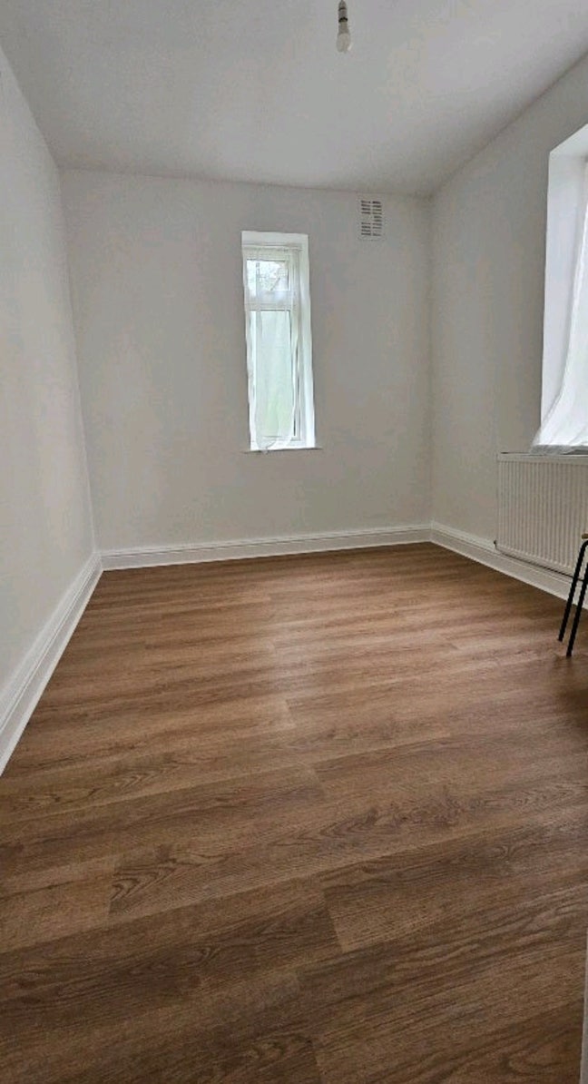 Description
Newly refurbished 2 bedroom flat new  Main Photo