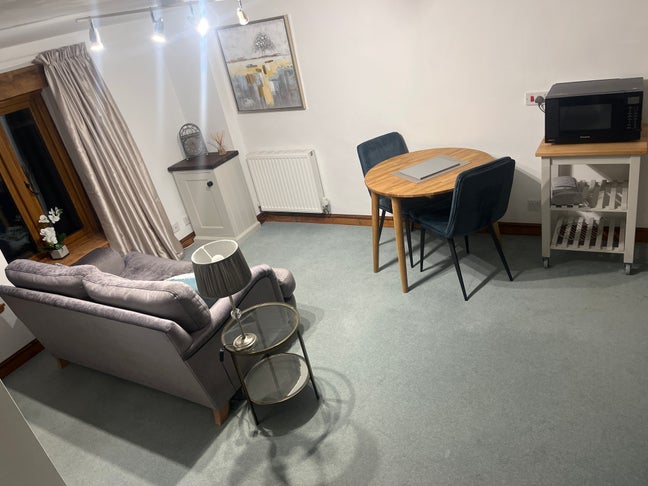 Double room with en-suite, mini kitchen, lounge  Main Photo