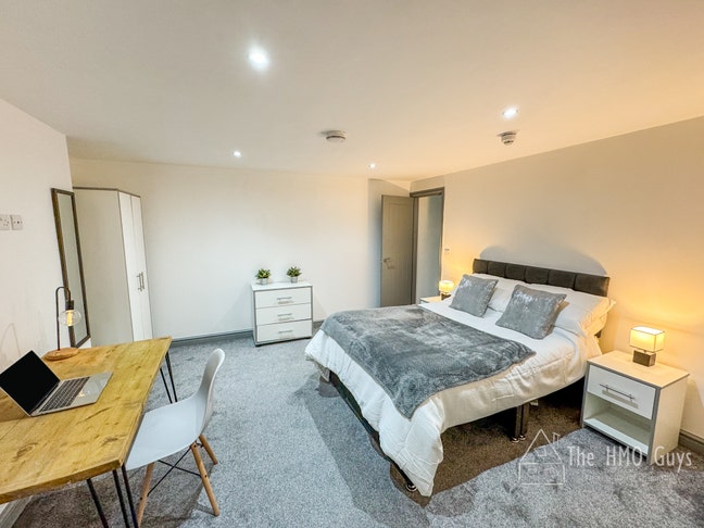 Super Large En-Suite Rooms - Heart of Prestwich! Main Photo