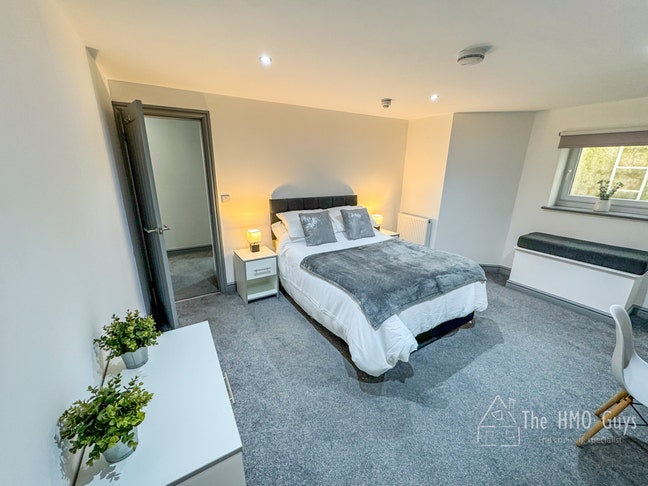 Super Large En-Suite Rooms - Heart of Prestwich! Main Photo