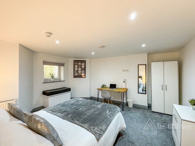 Super Large En-Suite Rooms - Heart of Prestwich! Main Photo