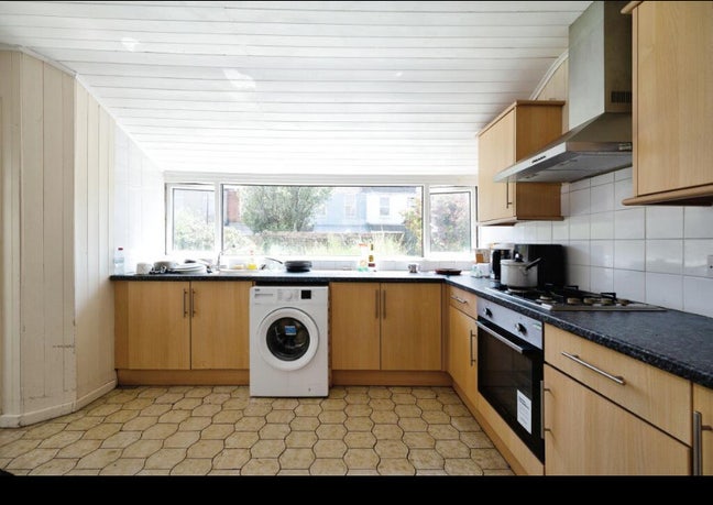 Rooms available in po4 0ay/po1 5dn/po1 5bg. Main Photo