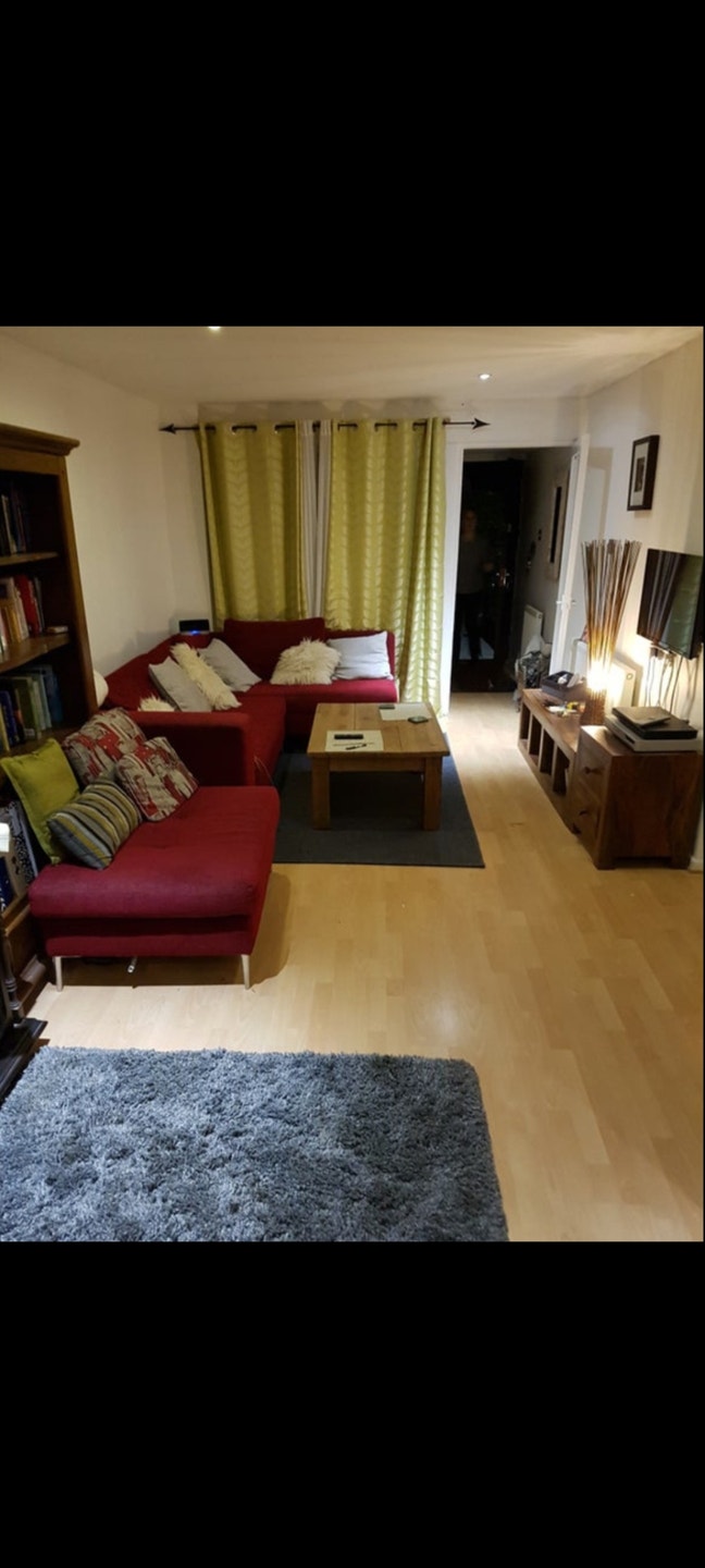 DOUBLE room, good location, no deposit, bills  Main Photo