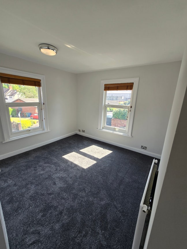 Two Bedroom Modern Flat Close to Town Main Photo