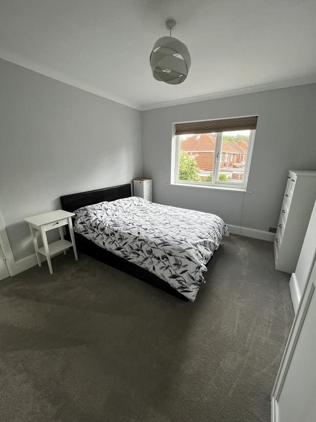 Double bedroom for working professional (female) Main Photo