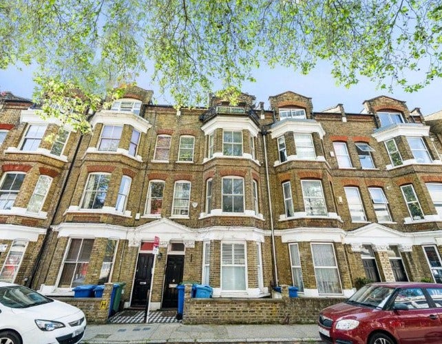 Great refurbished 2-3 bedroom flat with garden Main Photo