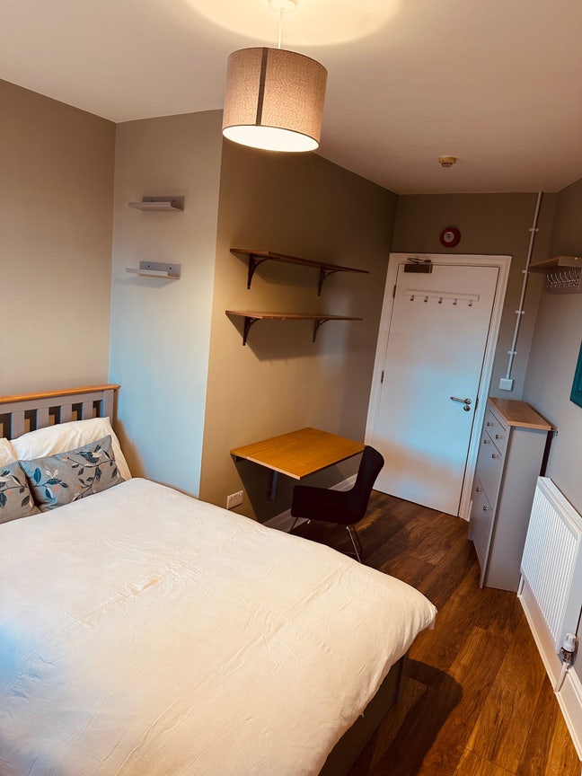 Double Bedroom in SW19 Main Photo