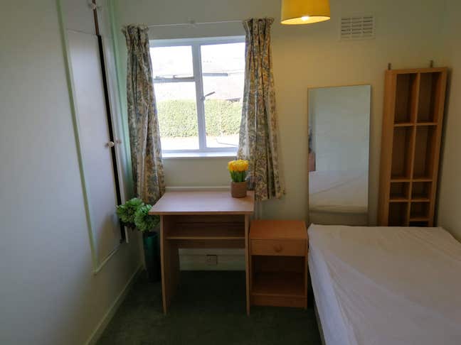 Medium sized room available now Main Photo