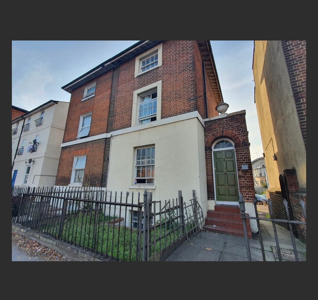 A double room to rent in the heart of Reading  Main Photo