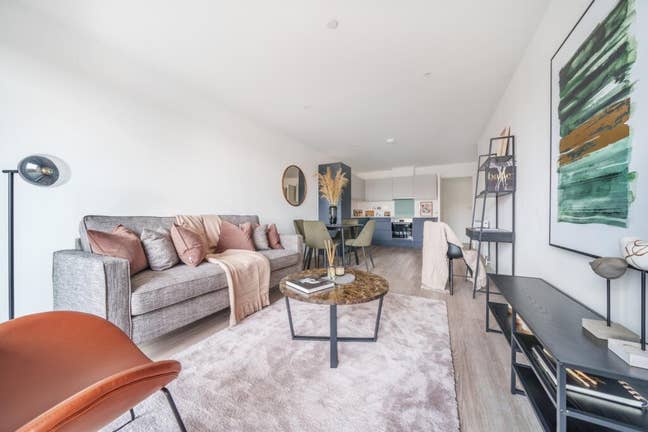 1 bed flat with balcony & parking in Chatham Main Photo