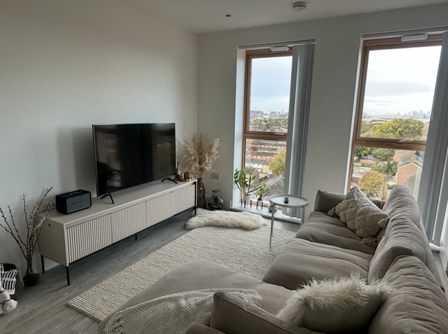 1 Bed Apartment with City Views & ALL BILLS Inc Main Photo