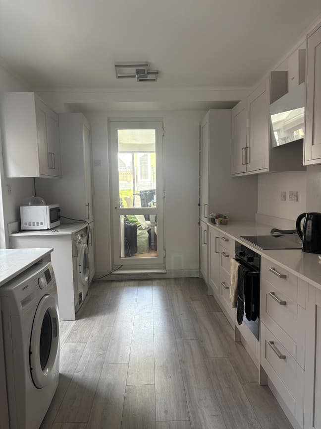 “Spacious 1-Bed Flat with Own Toilet & Kitchen  Main Photo