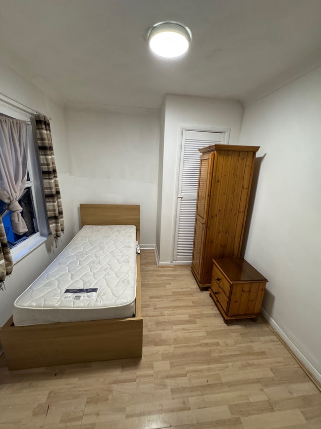 Spacious room in Strood. Bills included!  Main Photo