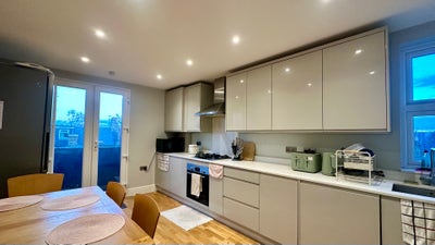 Spacious double room in modern house in prime area Main Photo