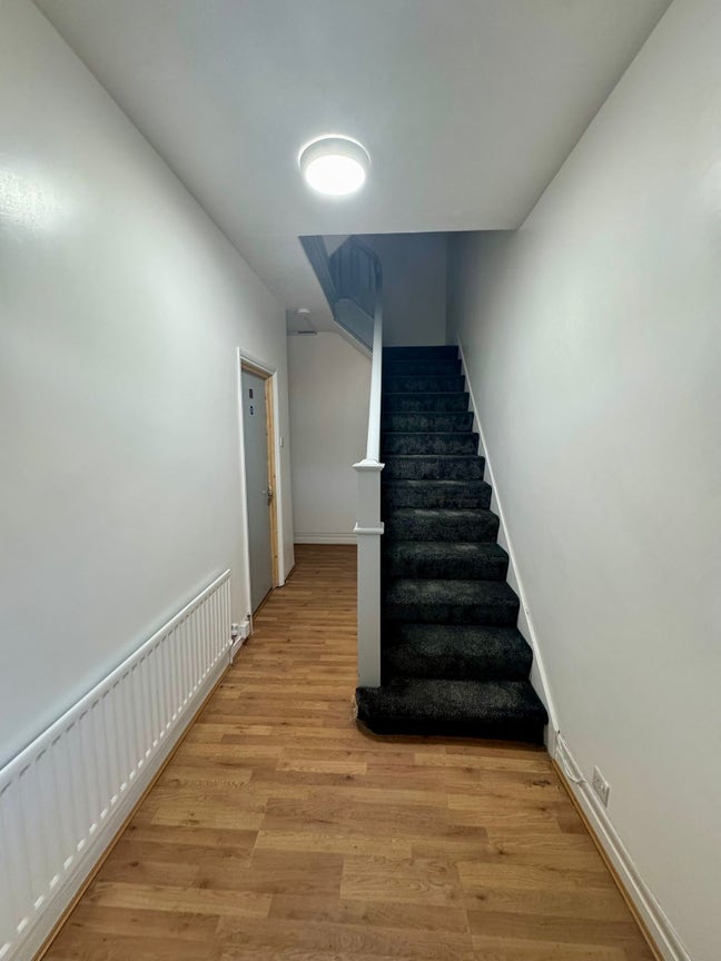 ✨ Newly Refurbished Rooms – All Bills Paid – Close Main Photo