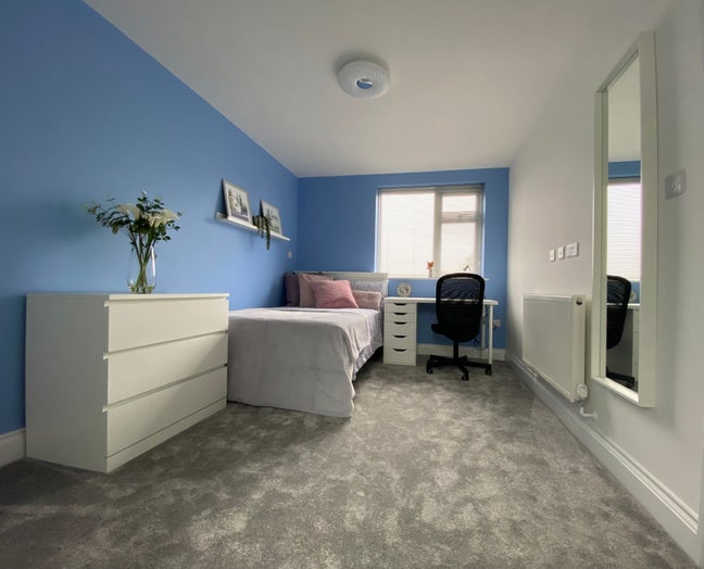 Luxury Double En-suite Room Next To High Street Main Photo