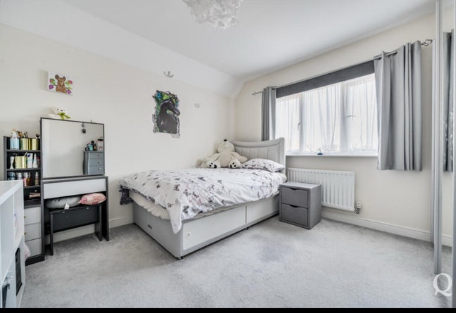 Bright room with private bathroom  Main Photo