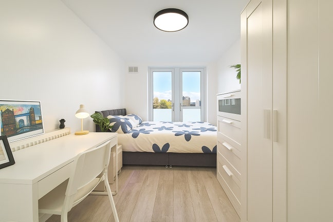 Double Room in newly renovated flat in Bow Main Photo