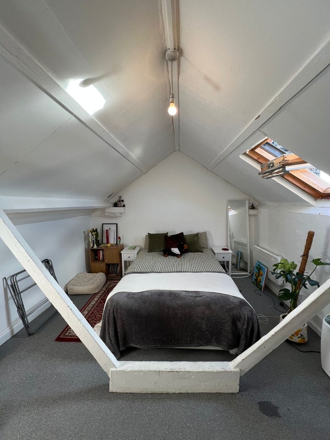 Double room in a female flat  Main Photo