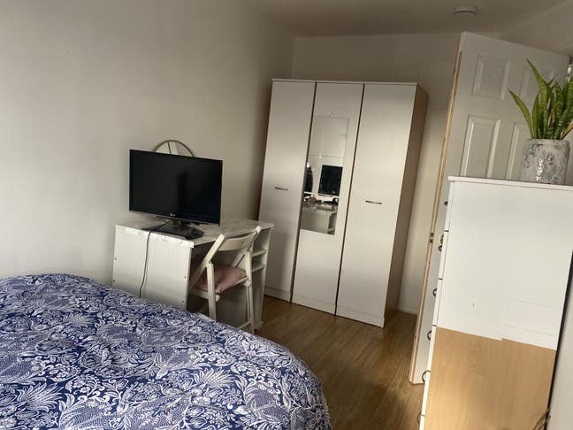 Bright double room Bakerloo line 5 mins  Main Photo