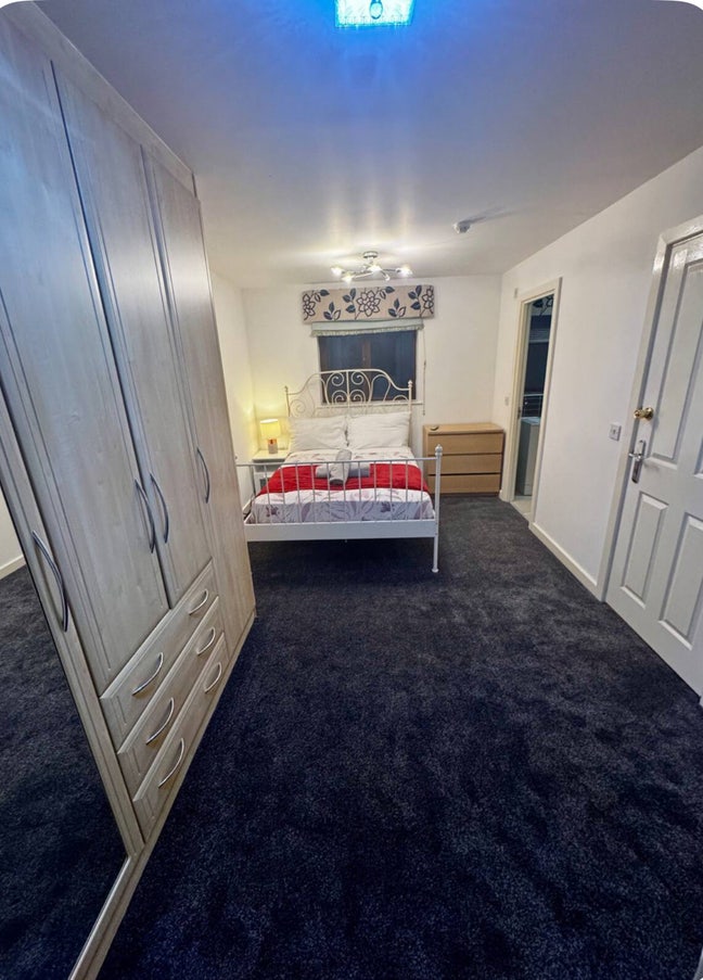 Newly Renovated Cozy Private Ensuite with Kitchen  Main Photo