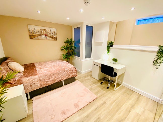 Central 8 Bed Withington House Main Photo