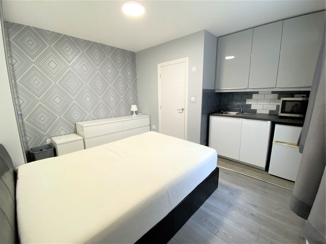 Modern studio in Acton Central Main Photo