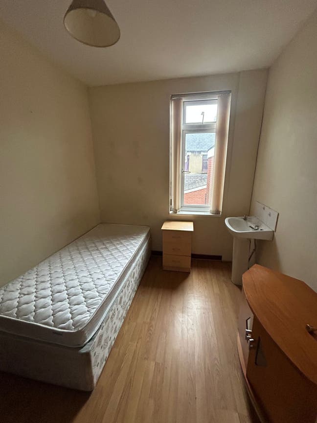 Two Bedrooms Available – 35 Crocus Street Main Photo