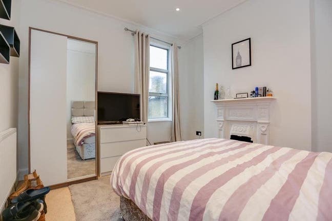 Nice Room in Turnham Green Home  Main Photo