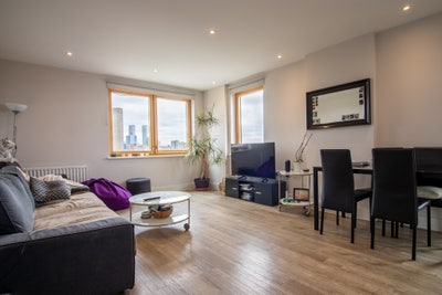 Stunning double bed in E14  Main Photo