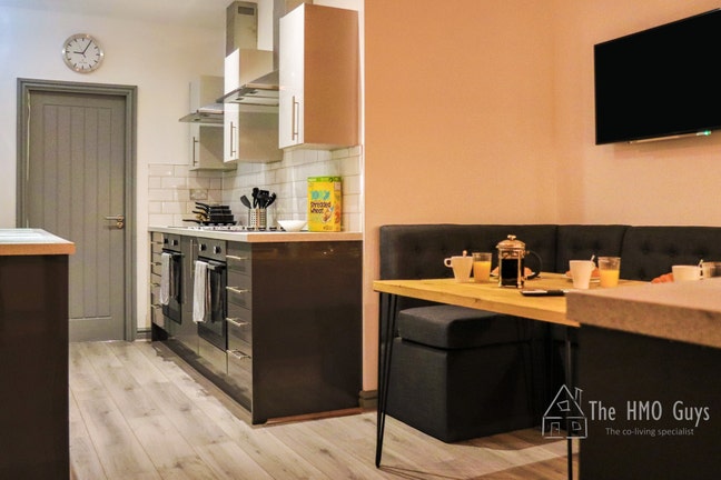 Super Large En-Suite Rooms - Heart of Prestwich! Main Photo