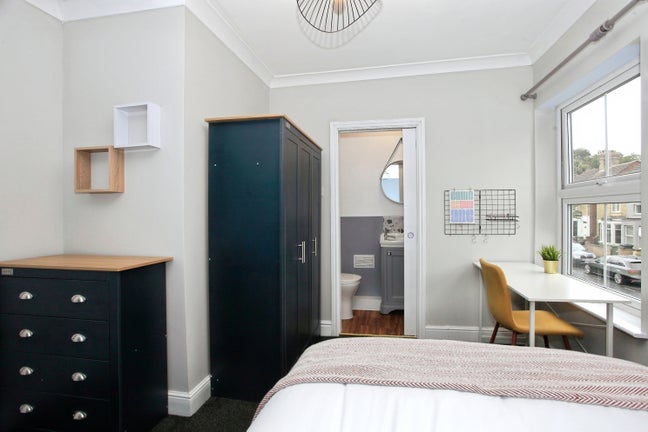 🌿 Stylish First-Floor Rooms to Let | PE3 6BD 🌿 Main Photo