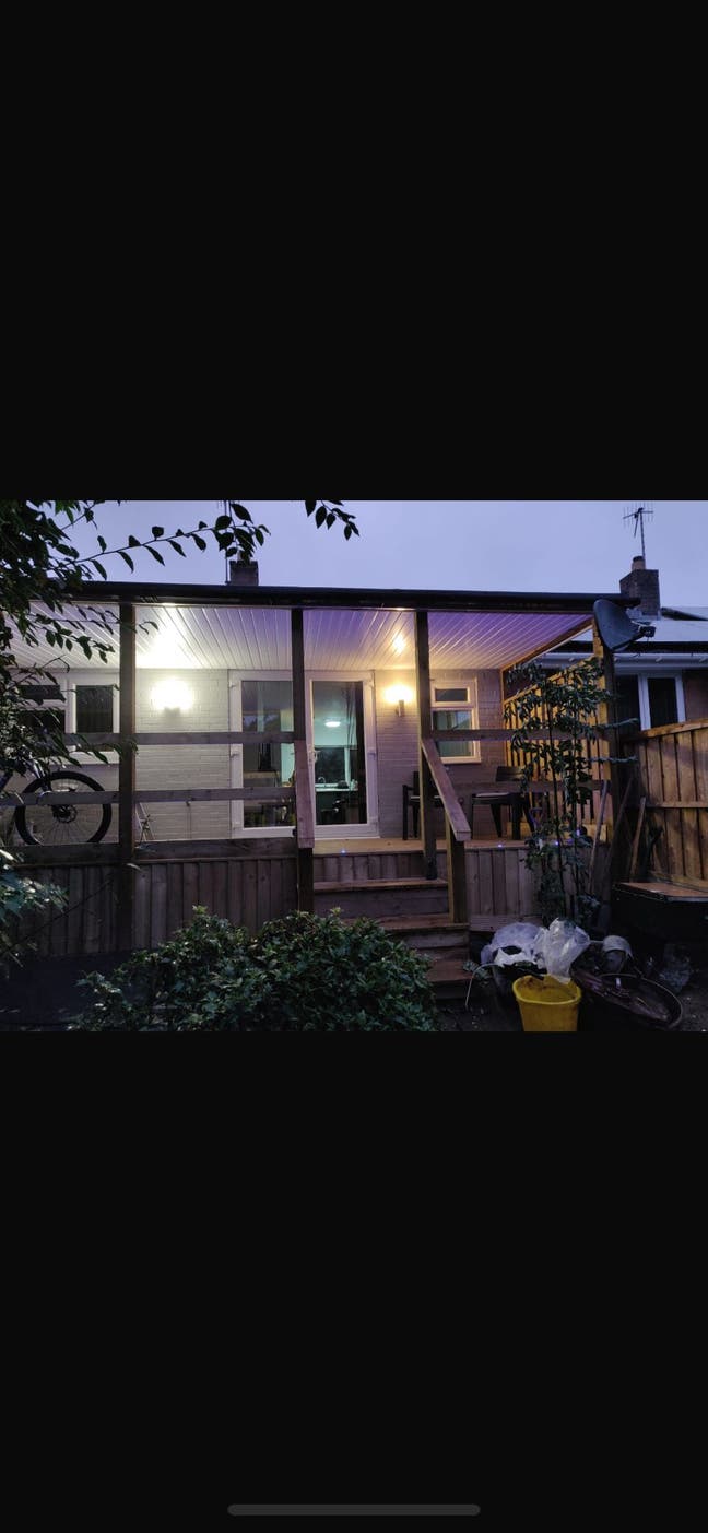 Modern 1 Bed Bungalow with Veranda & Large garden Main Photo